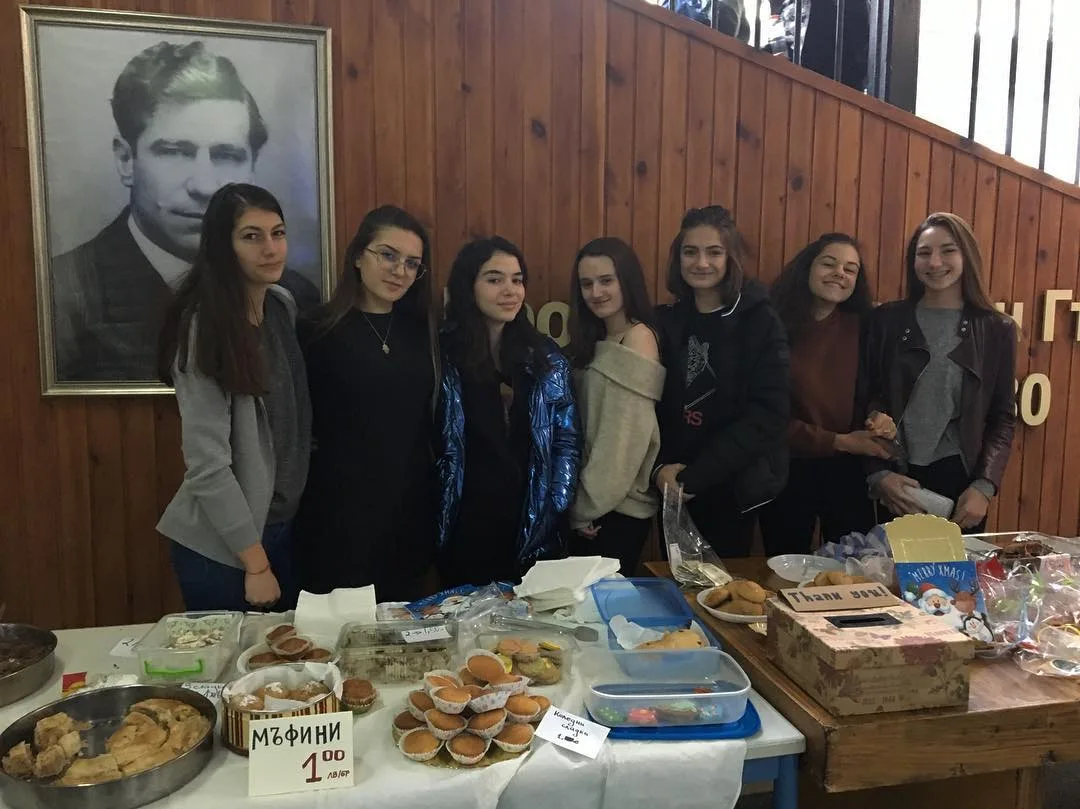 Доброволци зад щанда на коледен благотворителен базар
