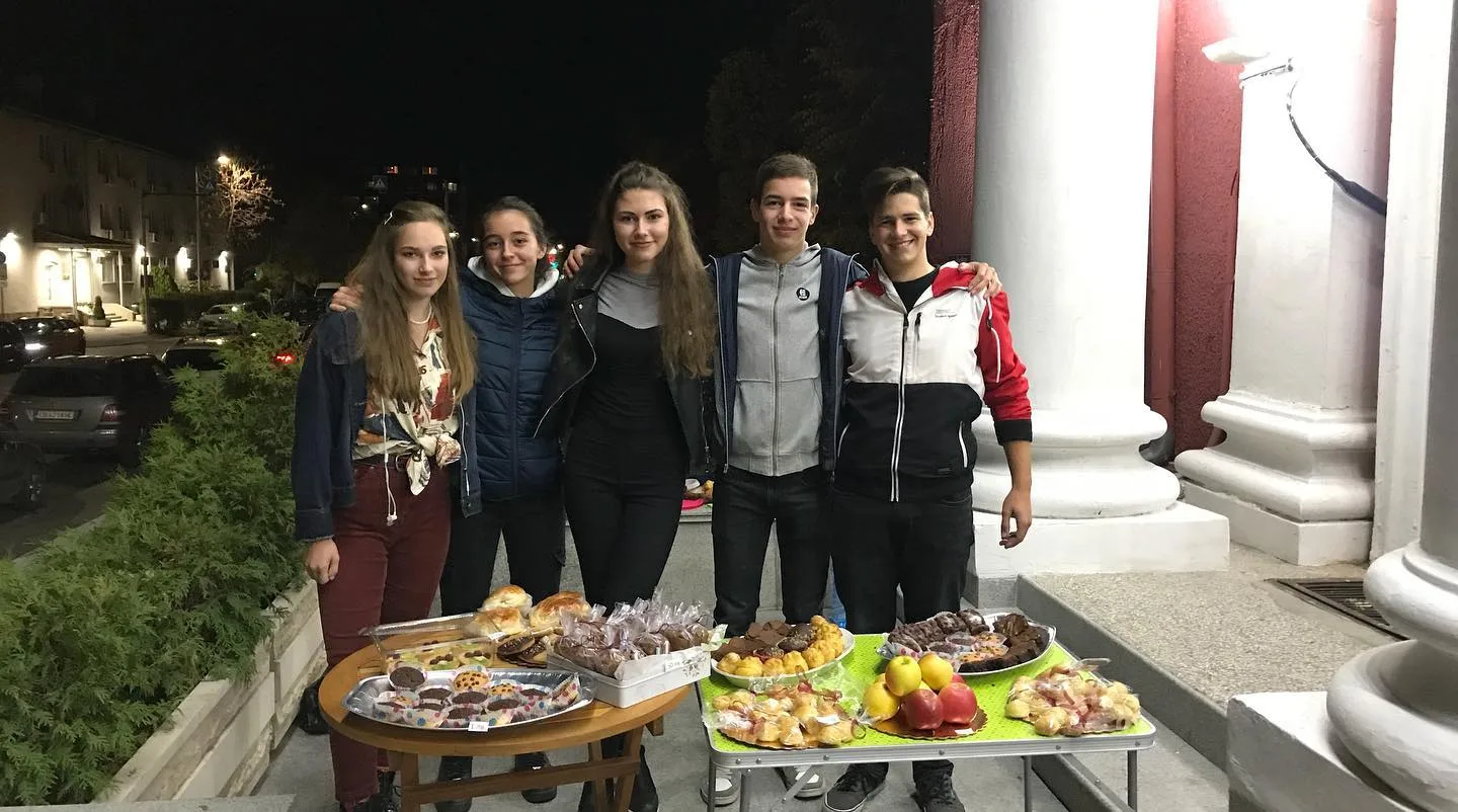 Доброволци на клуба зад благотворителен щанд с домашни лакомства · 2019 г.
