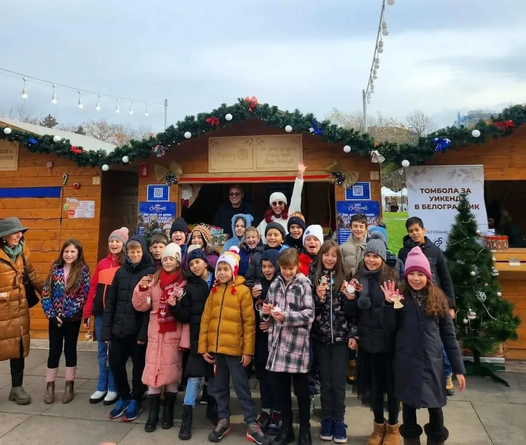Коледни подаръци на Sofia Christmas Fest — кадър от архива на клуба